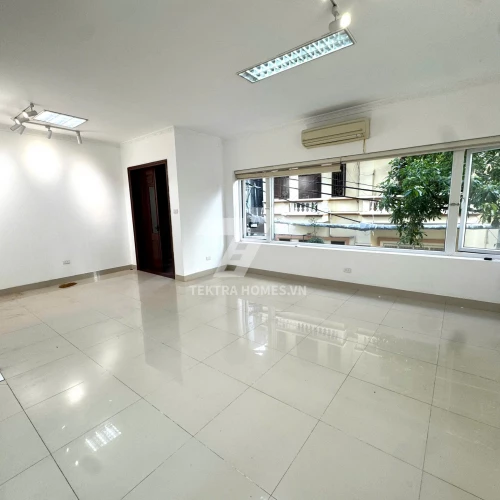 Cho thuê văn phòng phố Đê La Thành - Ô Chợ Dừa